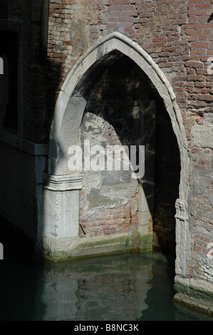 Porte d'une vieille maison à Venise/Italie rempli d'eau Banque D'Images