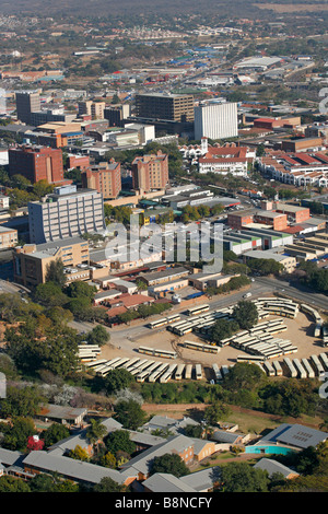 Une vue aérienne du centre-ville de Nelspruit avec dépôt d'autobus à l'avant-plan Banque D'Images