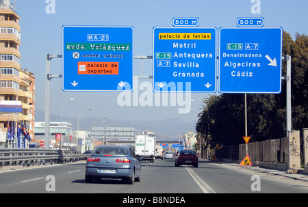 Autoroute du sud longeant l'espagnol Espagnol ville de Malaga Costa del Sol Andalousie Espagne Banque D'Images