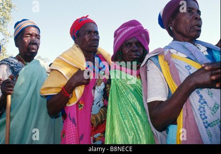 Quatre personnes âgées d'attente à voter lors des premières élections démocratiques en Afrique du Sud 1994 Banque D'Images