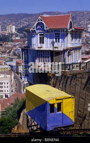 Ascensor Artillería, rejoindre Cerro Artillería avec le plan Valparaíso au Chili Banque D'Images