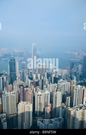 Tours de bureaux et immeubles de Hong Kong de la crête avec Victoria Harbour et Kowloon visible à travers la brume Banque D'Images