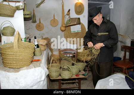 Sparterie tissage de l'herbe pour en faire des paniers un artisan espagnol travaillant dans la ville de Frigiliana blanc du sud de l'Espagne Banque D'Images