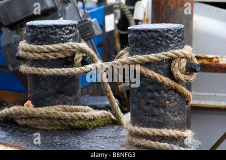 Une corde attachée à un taquet fixant un bateau au port Banque D'Images