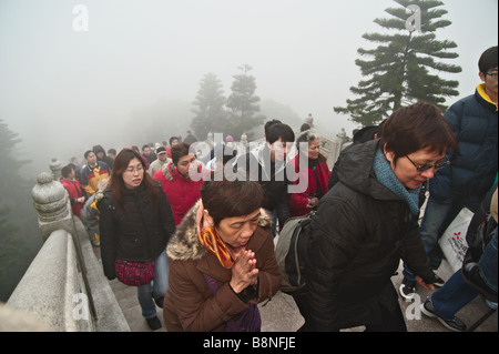 Les visiteurs de monter les 268 marches pour le Grand Bouddha de Lantau à Hong Kong a foggy premier jour de la nouvelle année lunaire 2009 Banque D'Images