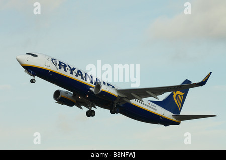 Boeing 737 de Ryanair low cost carrier jet plane taking off Banque D'Images