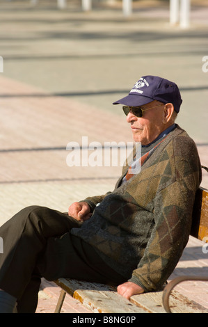 Personnes âgées personne espagnol mâle homme gentleman assis au soleil assis sur un banc, Espagne Banque D'Images