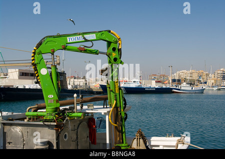 Un Marine Toimil Hiab hydraulique sur un bateau de pêche en Espagne Banque D'Images