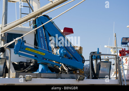 Un Cafran GIA 401 Hiab hydraulique sur un bateau de pêche en Espagne Banque D'Images