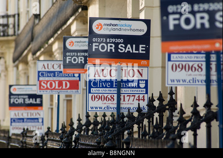 Conseils pour la vente dans une rue de Hove East Sussex Photo par Andrew Hasson le 1er octobre 2008 Banque D'Images