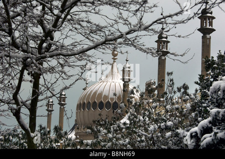 La neige recouvre les dômes et les minarets de la Royal Pavilion de Brighton East Sussex UK Banque D'Images