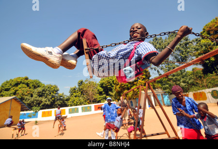 Élève de l'école gambiens jouant dans la cour de l'école, de la Gambie, Afrique de l'Ouest Banque D'Images