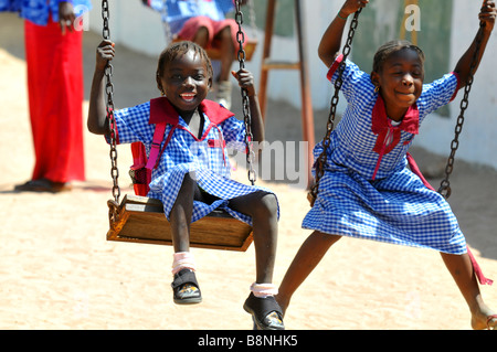 Élève de l'école gambiens jouant dans la cour de l'école, de la Gambie, Afrique de l'Ouest Banque D'Images