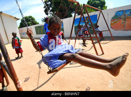 Élève de l'école gambiens jouant dans la cour de l'école, de la Gambie, Afrique de l'Ouest Banque D'Images