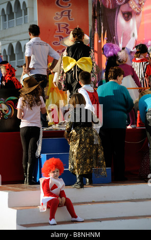 Les enfants déguisés pour les festivités du carnaval espagnol dans la ville balnéaire de La Herradura sur te Costa Tropical du sud de l'Espagne Banque D'Images