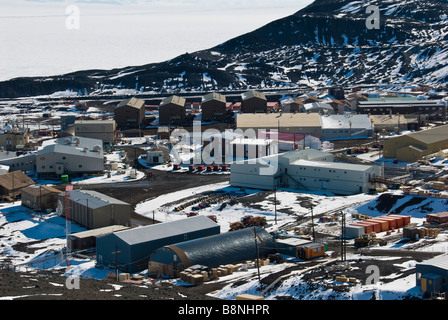 Regardant vers le bas sur la station McMurdo de l'Observation Hill, mer de Ross, Antarctique. Banque D'Images