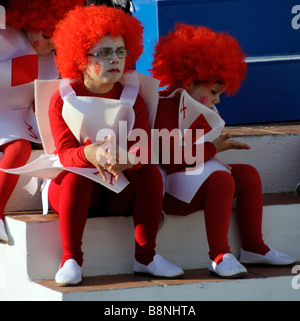 Les enfants déguisés pour les festivités du carnaval espagnol dans la ville balnéaire de La Herradura sur te Costa Tropical du sud de l'Espagne Banque D'Images