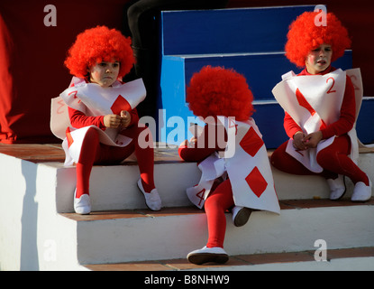 Les enfants déguisés pour les festivités du carnaval espagnol dans la ville balnéaire de La Herradura sur te Costa Tropical du sud de l'Espagne Banque D'Images