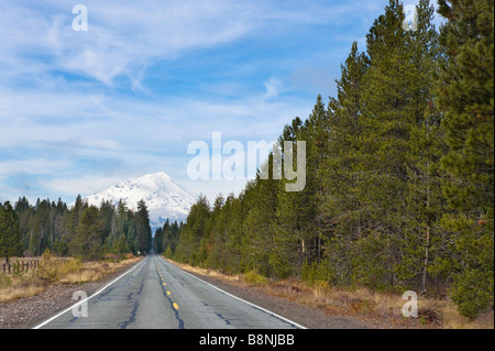 Le mont Shasta de SR 89 (CA), le nord de la Californie, USA Banque D'Images