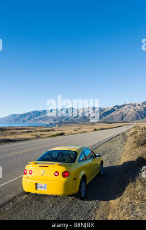 Location de voiture sur l'Autoroute de la côte pacifique ou Cabrillo Highway (route 1) juste au sud de la montagnes Santa Lucia, California, USA Banque D'Images