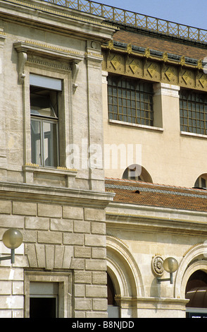 Marseille, France, le détail de l'élévation latérale de la gare St Charles de Marseille. Banque D'Images