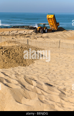 Le tracteur se déplace sur le sable plage Anglet France Banque D'Images