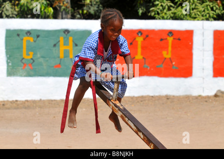 Élève de l'école gambiens jouant dans la cour de l'école, de la Gambie, Afrique de l'Ouest Banque D'Images