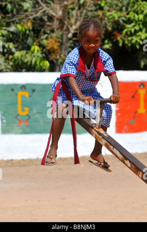 Élève de l'école gambiens jouant dans la cour de l'école, de la Gambie, Afrique de l'Ouest Banque D'Images