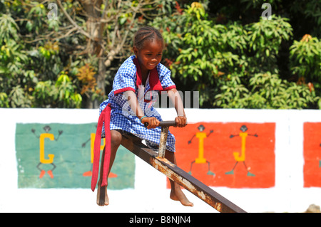 Élève de l'école gambiens jouant dans la cour de l'école, de la Gambie, Afrique de l'Ouest Banque D'Images