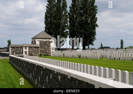 Les rangées de pierres tombales alignées contre le mur extérieur du cimetière de Tyne Cot Banque D'Images