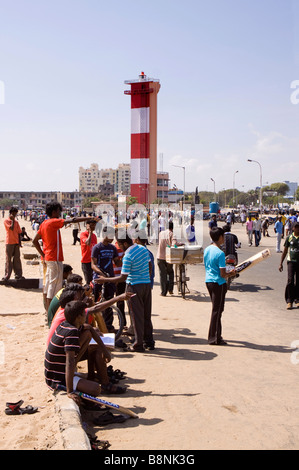 L'Inde Tamil Nadu Chennai beach plusieurs jeux de cricket joué en dessous du phare Banque D'Images