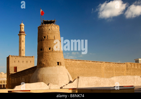 Tour du Fort Al Fahidi, de la Grande Mosquée derrière, Dubaï, Emirats Emirats Arabes Unis Banque D'Images