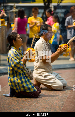 Le culte public à Erewan Shine un sanctuaire dans le centre-ville de Bangkok thaïlandais Banque D'Images