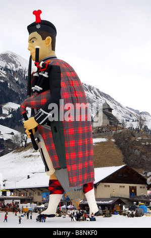 Forme spéciale hot air balloon Flying Scotsman sur le site de lancement, Chateau d oex Suisse Banque D'Images