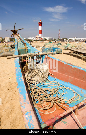 L'Inde Tamil Nadu Chennai beach tsunami relief des bateaux de pêche de fibre sur le rivage Banque D'Images