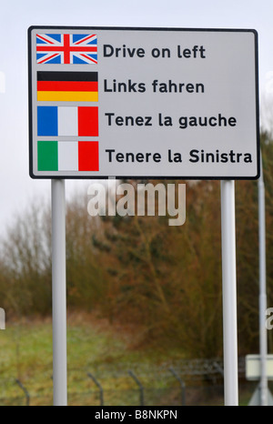 Conduire sur la gauche panneau d'avertissement, l'Angleterre, Royaume-Uni Banque D'Images