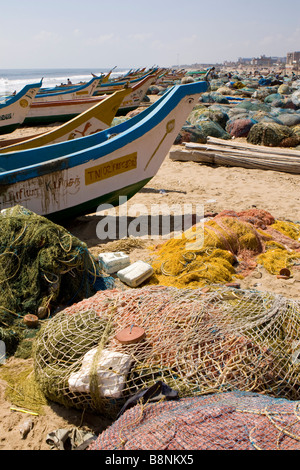 L'Inde Tamil Nadu Chennai beach tsunami relief des bateaux de pêche de fibre sur le rivage Banque D'Images