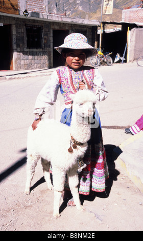 Une jeune fille péruvienne posant avec son animal Llama, Chivay, Canyon de Colca, Pérou Banque D'Images