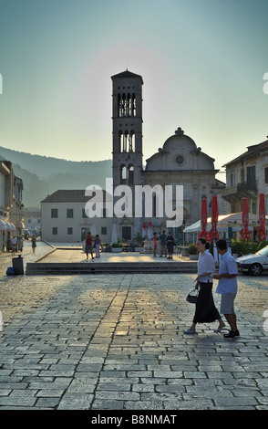 Hvar town square au petit matin Banque D'Images