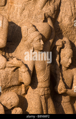 L'Inde Tamil Nadu Mamallapuram Arjunas pénitence Hindu sculpture rock homme portant de l'eau dans le pot Banque D'Images