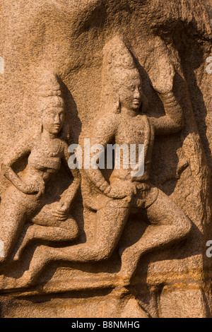 L'Inde Tamil Nadu Mamallapuram Arjunas pénitence Hindu sculpture rock flying apsaras détail Banque D'Images