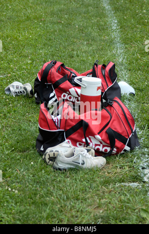 Sur le terrain de soccer de touche. Y compris les sacs de sport, des uniformes, des chaussures, et des bouteilles d'eau. Banque D'Images