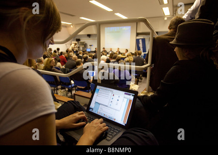 La Convention sur la liberté moderne Londres Angleterre 28 février 2009 Blogging pendant le sommet de blogueurs Banque D'Images