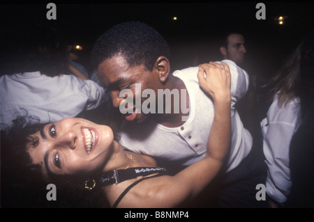 Un couple aiment danser dans un club de salsa. Banque D'Images