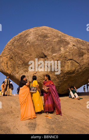 L'Inde Tamil Nadu Mamallapuram Krishna Butter Ball jeunes femelles de touristes de l'Andhra Pradesh Banque D'Images
