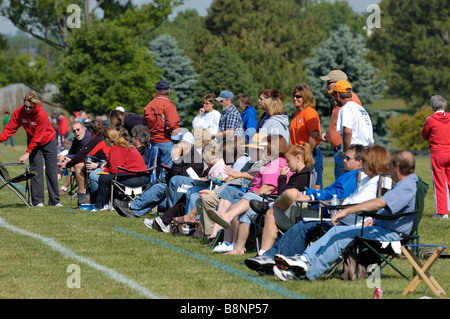 Les parents de spectateurs sur la touche à un American high school football match chez les adolescentes Banque D'Images