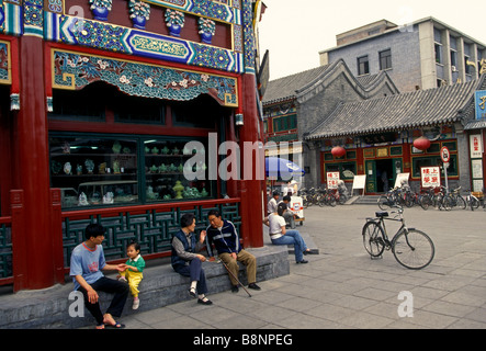 Le peuple chinois et les antiquaires le long Liulicheng dans la rue capitale de Beijing, la municipalité de Beijing, China, Asia Banque D'Images