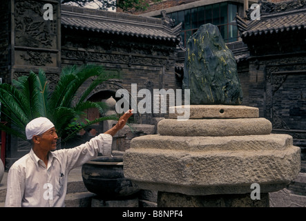 1, l'un, chinois, musulman, guide touristique, guide touristique, visite guidée, la grande mosquée, la grande mosquée, ville de Xian, Xian, Shaanxi Province, China, Asia Banque D'Images