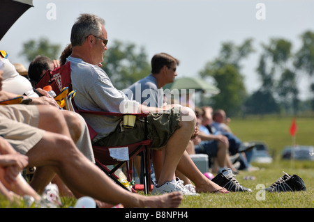 Les parents de spectateurs sur la touche à un American high school football match chez les adolescentes Banque D'Images