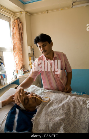 Par rapport à un patient très malade dans les soins intensifs du nouvel Hôpital Civil, Surat. Le Gujarat. L'Inde. Banque D'Images